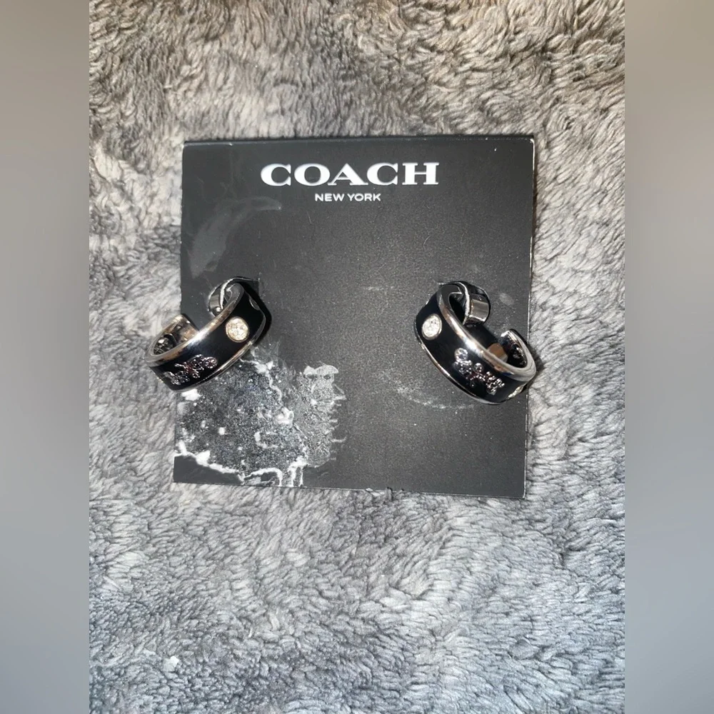 BNWT COACH Womens Signature C Enamel Huggie Black Earrings $110 - Picture 2 of 4